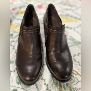 Women’s Natural Soul brown leather shooters. Size 8. Excellent condition